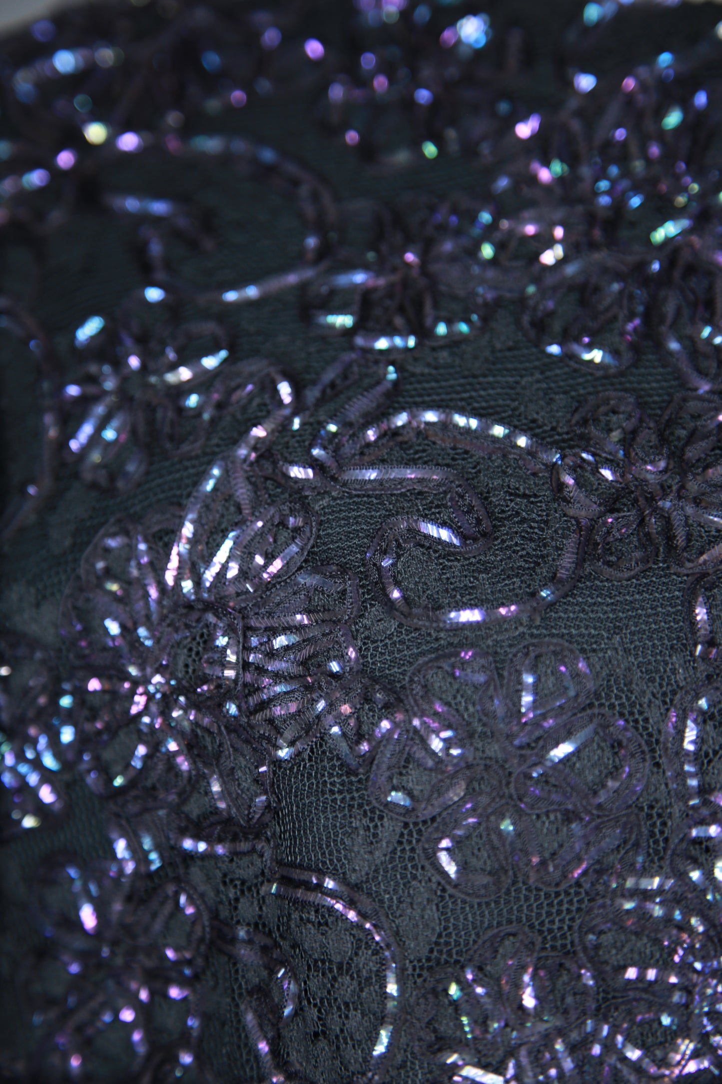 Musta Siro-Puku mekko kimaltelevilla yksityiskohdilla