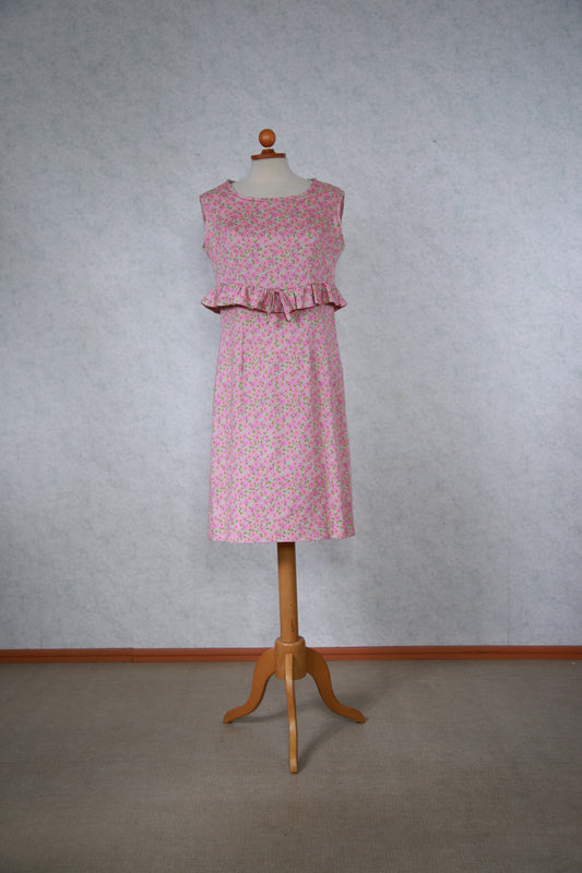 Vaaleanpunainen kukkakuviollinen röyhelö mekko