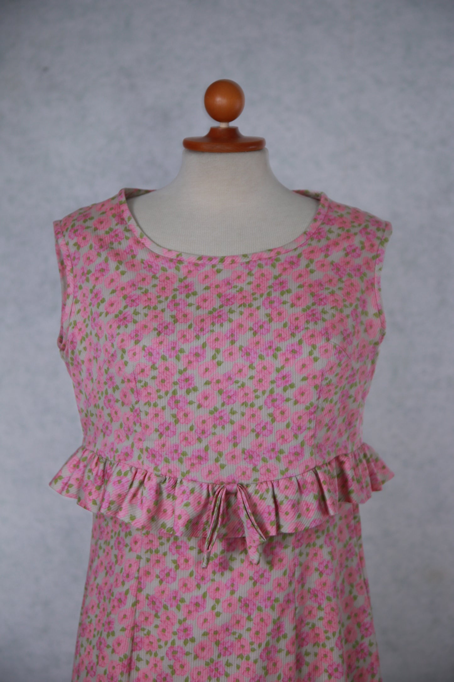 Vaaleanpunainen kukkakuviollinen röyhelö mekko