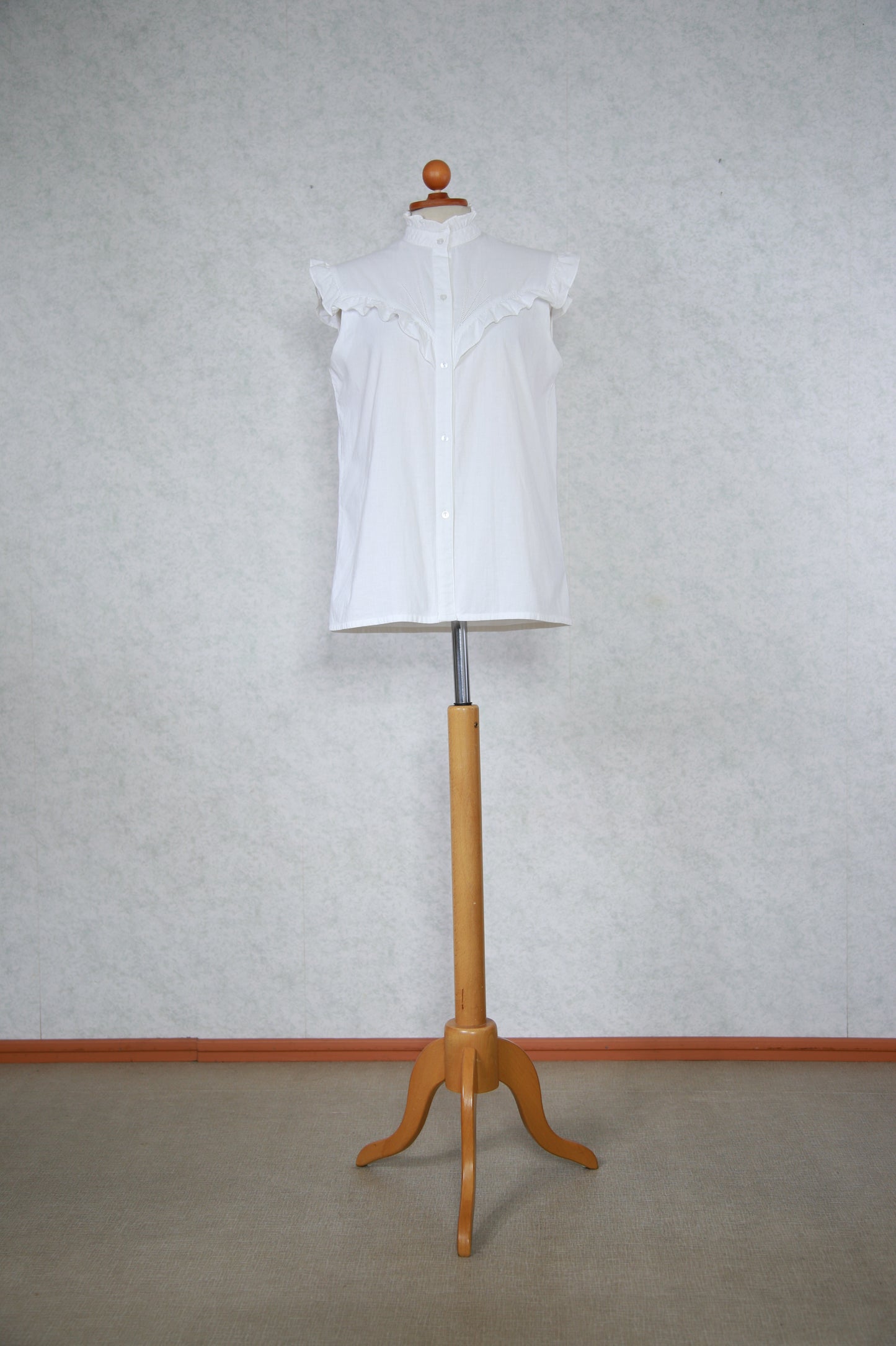Valkoinen röyhelöinen hihaton S-Style paita