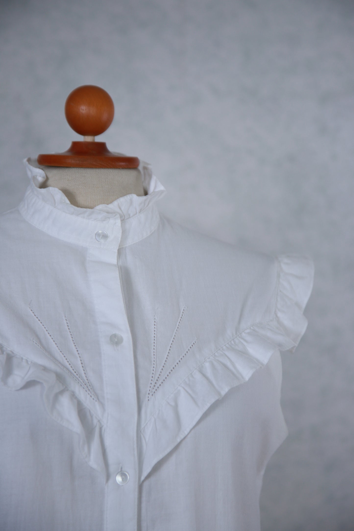 Valkoinen röyhelöinen hihaton S-Style paita