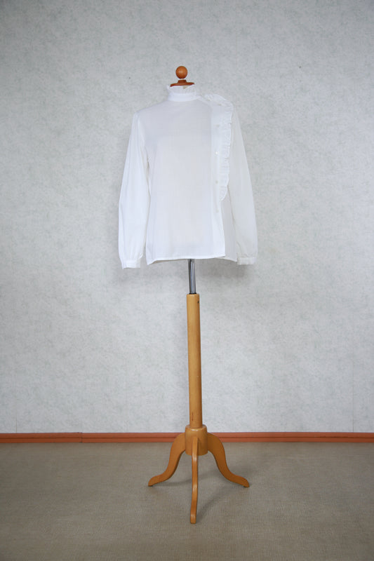 Valkoinen röyhelöinen pitkähihainen S-Style kauluspaita