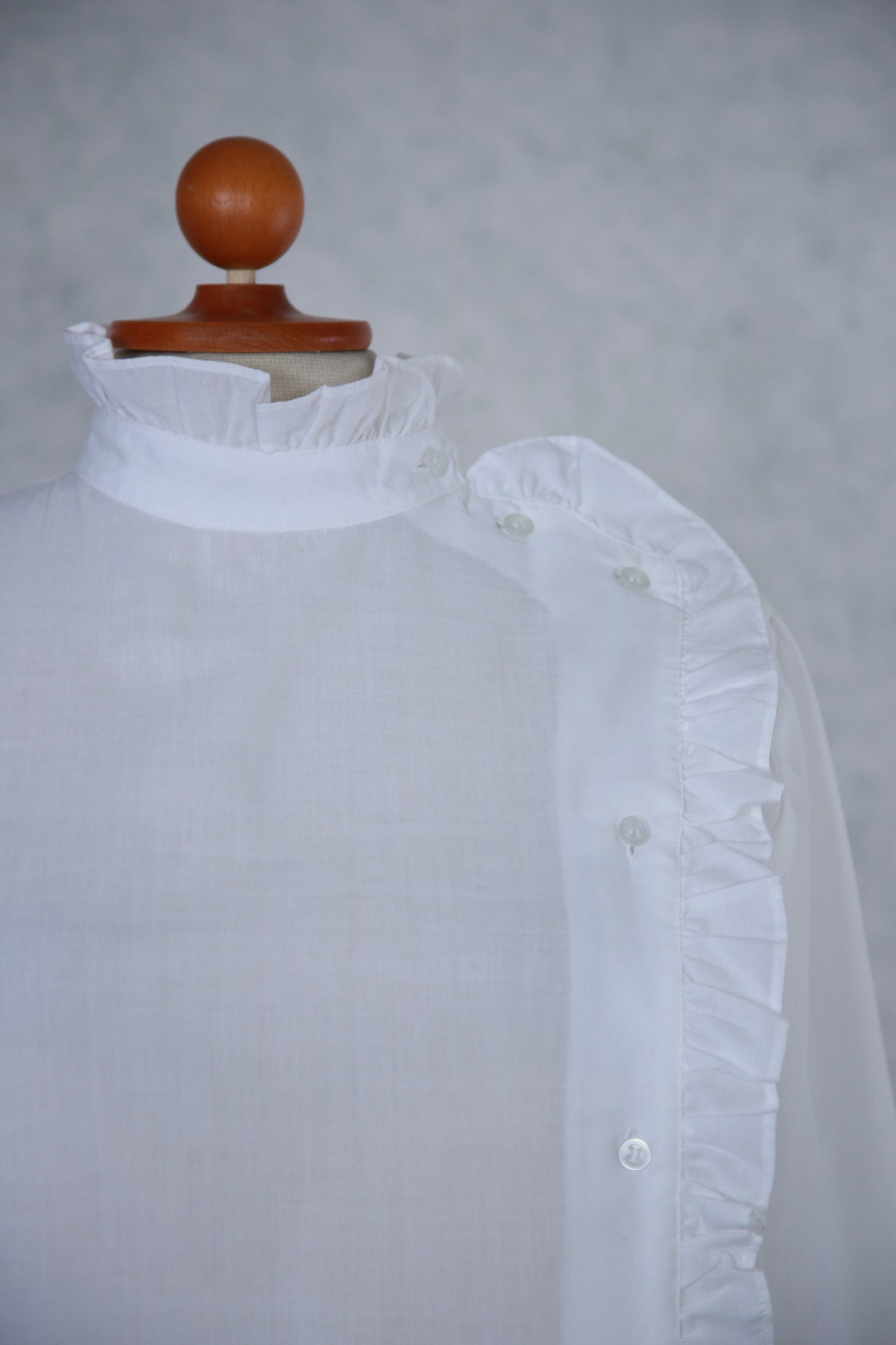 Valkoinen röyhelöinen pitkähihainen S-Style kauluspaita