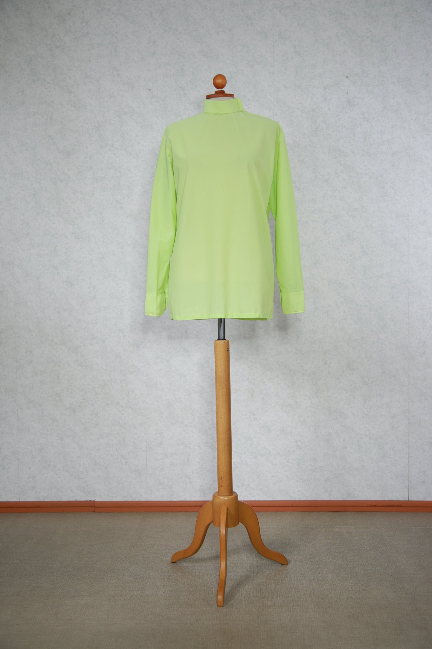 Vaaleanvihreä pitkähihainen nylon paita