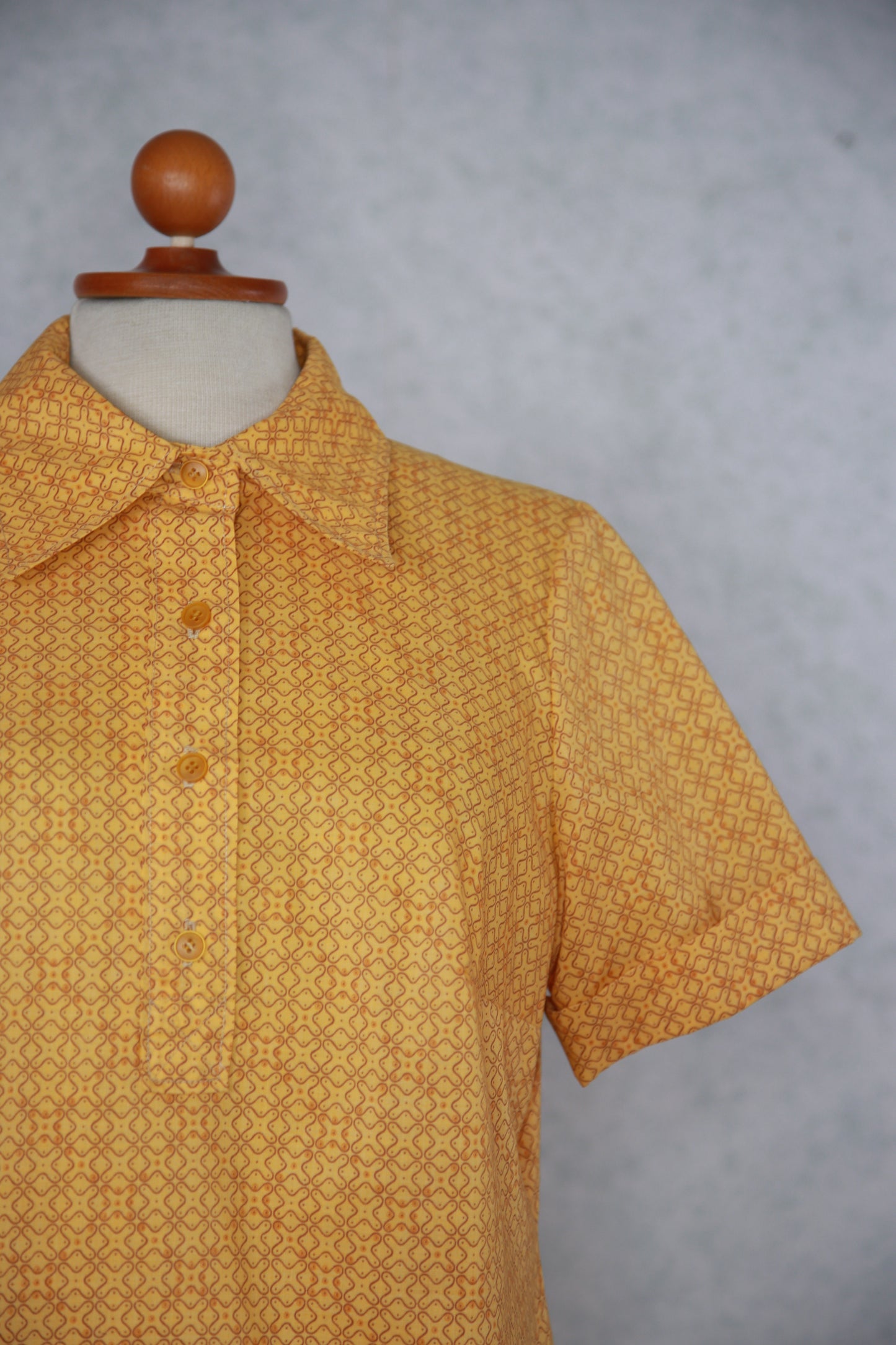 Keltainen kuviollinen lyhythihainen paita