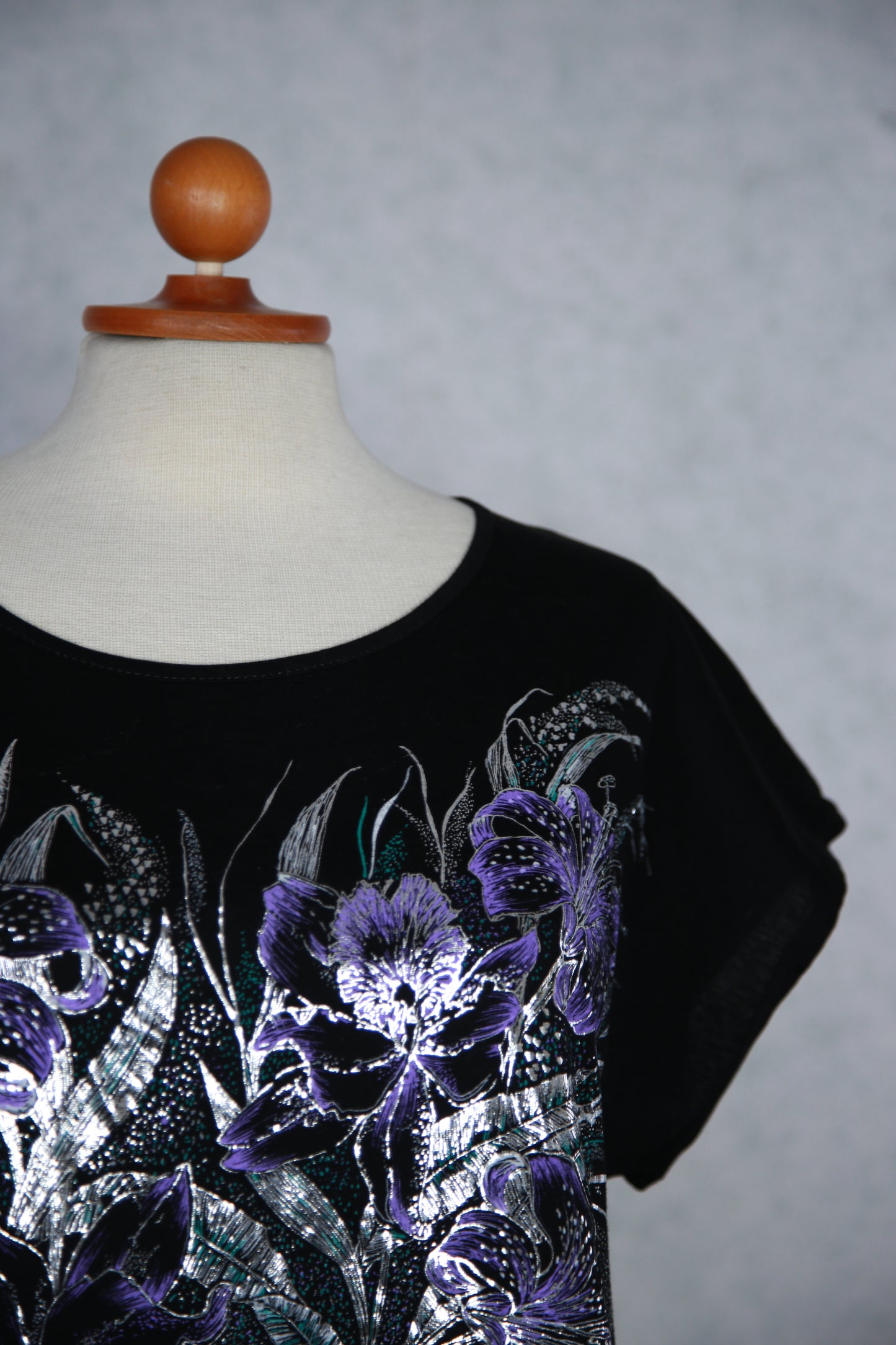 Musta kukkakuviollinen t-paita