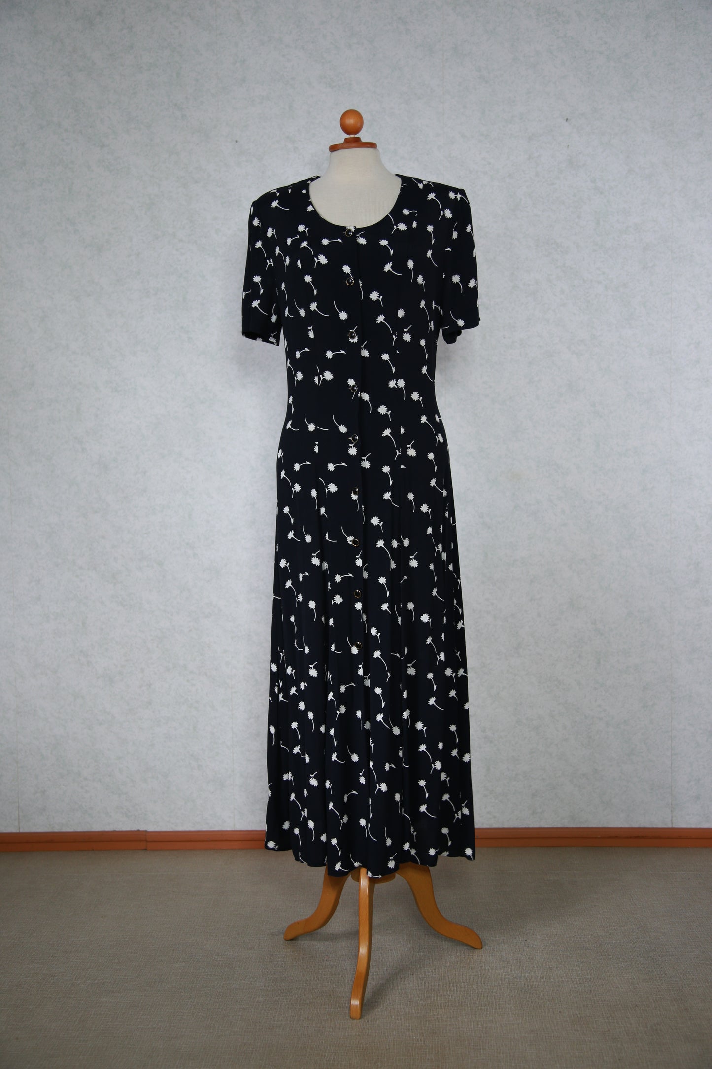 Mustavalkoinen kukkakuviollinen Carolin Muoti-Hovi mekko, käyttämätöntä vanhaa varastoa