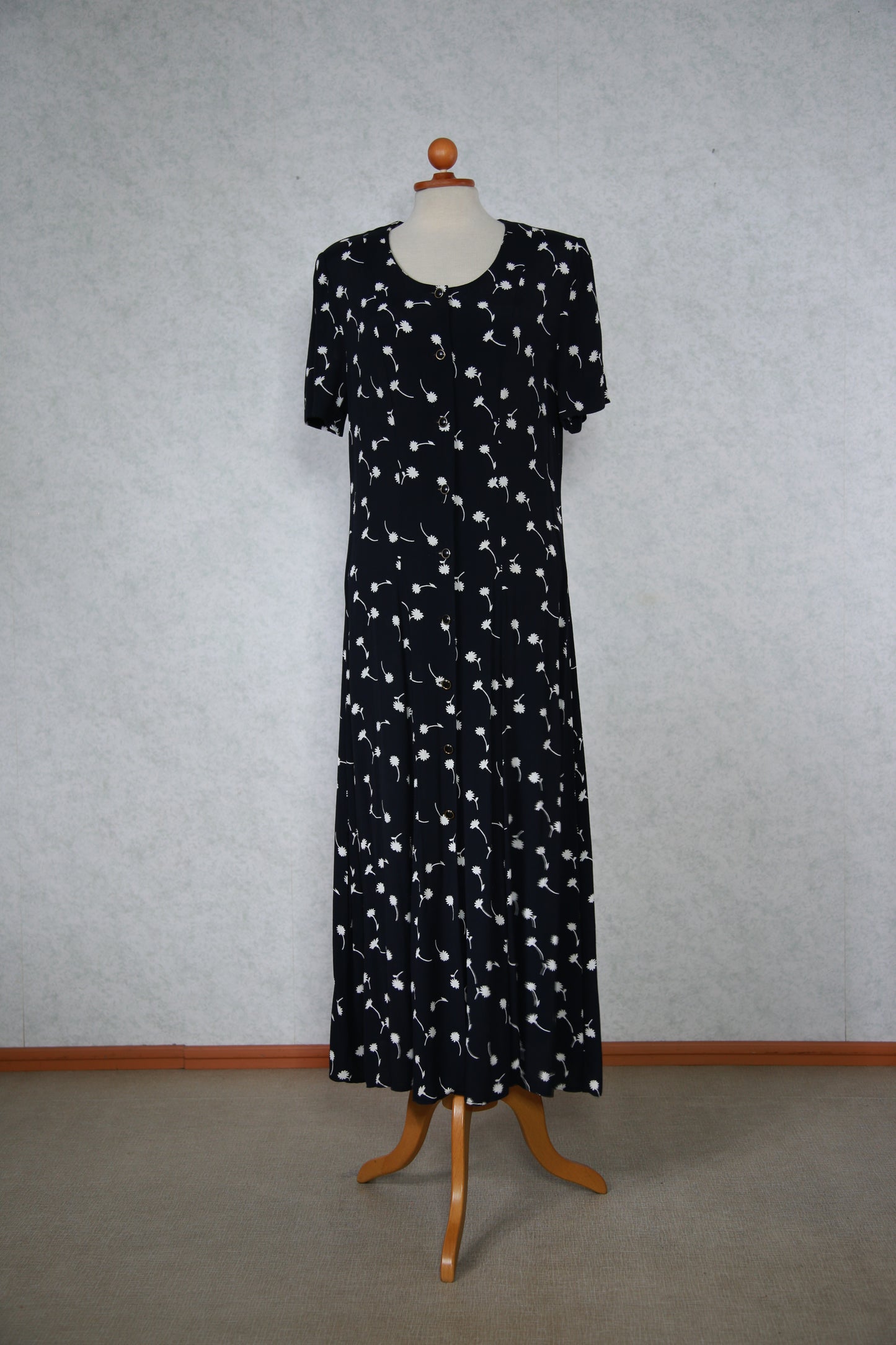 Mustavalkoinen kukkakuviollinen Carolin Muoti-Hovi mekko, käyttämätöntä vanhaa varastoa