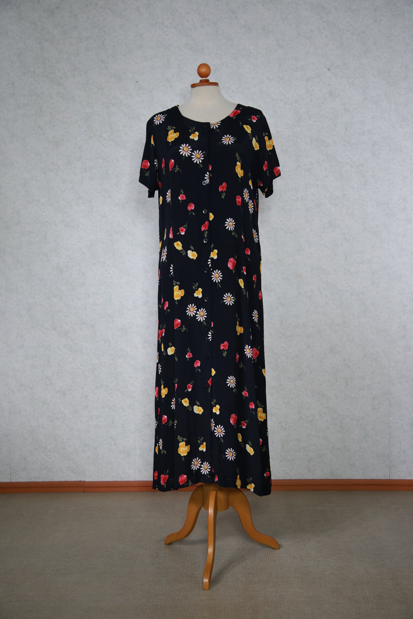 Musta kukkakuviollinen pitkä mekko