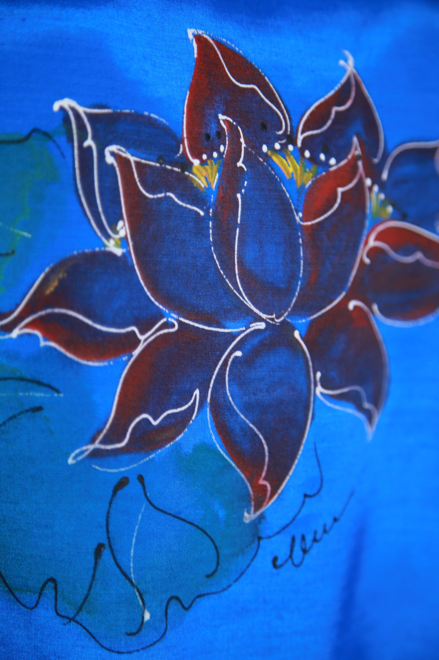 Sininen kukkakuviollinen toppi